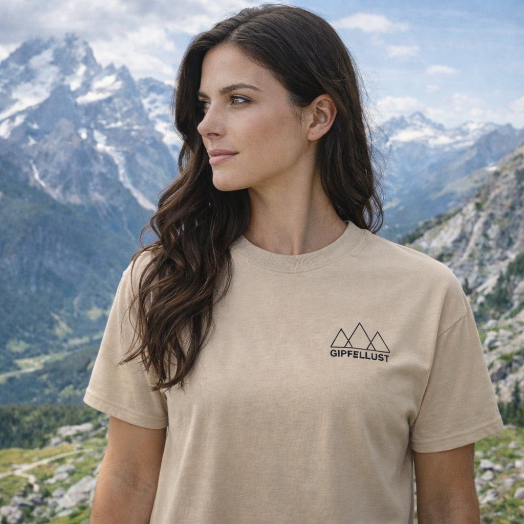 Unisex Baumwoll T-Shirt – Mountain Line Art Logo – Outdoor & Hiking Style